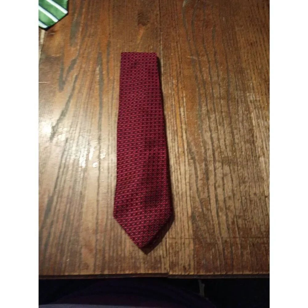 Van Heusen Red Black 100 Silk Made in USA Mens Tie Necktie Church Office Formal